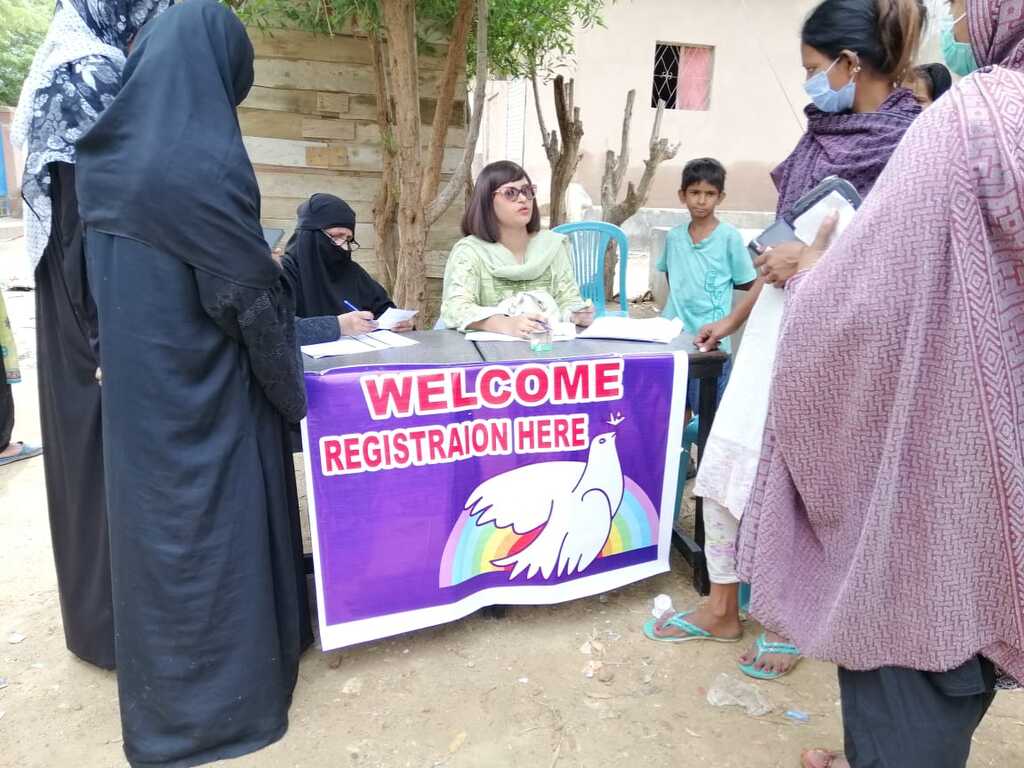 Pakistan: Open day for vaccinations in a poor neighbourhood of Karachi, on the initiative of the Community of Sant'Egidio